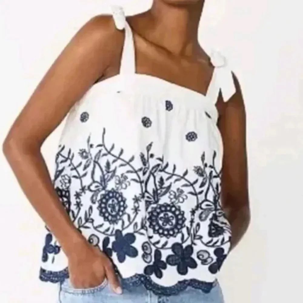 Draper James RSVP White Tank Top With Blue Floral Eyelets Women’s Large